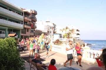 Un pasacalles anima a Melenara a vivir sus fiestas (Foto Briand Rodríguez)